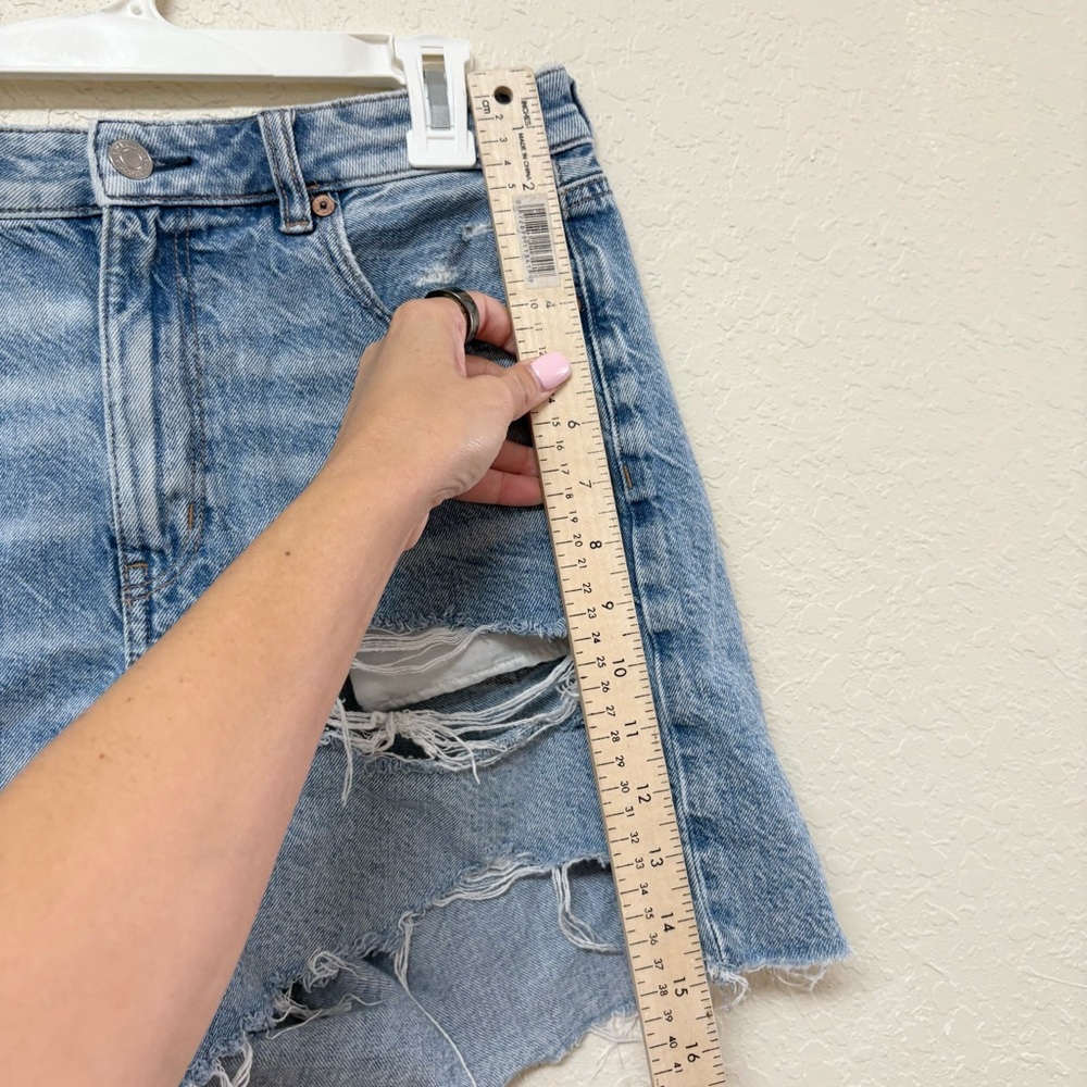 American Eagle Baggy Mom Shorts Womens Size 6 Distressed Blue Denim - Picture 2 of 8